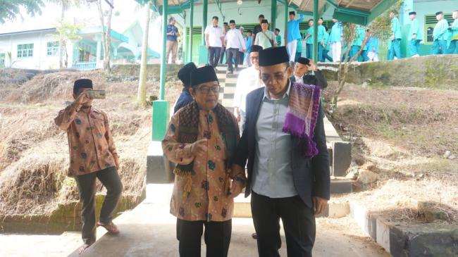 Kunjungi Ponpes Al Quran Harsallakum, TGB : Santri Tulang Punggung Indonesia